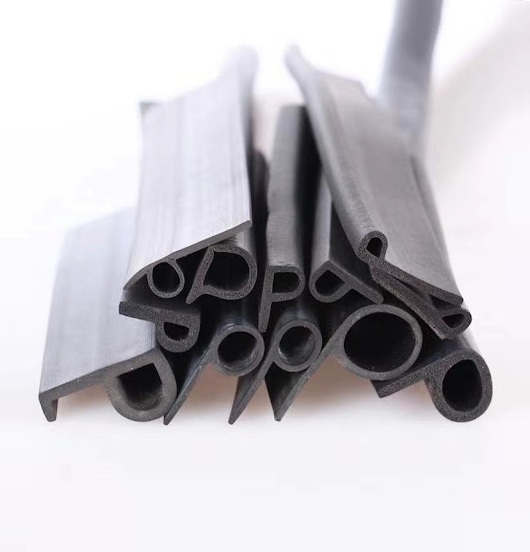 Ron cao su cửa kho lạnh giúp ngăn thoát hơi lạnh, làm kín tuyệt đối giữa các khe cửa. Chất liệu EPDM cao cấp bền bỉ, chịu lạnh sâu, giúp tiết kiệm điện năng và tăng tuổi thọ thiết bị làm lạnh