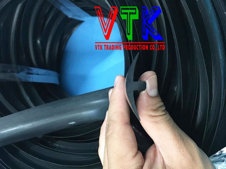 005 cong ty ban gioang silicon chu u chu v chen cua kinh o tinh lai chau 06 min