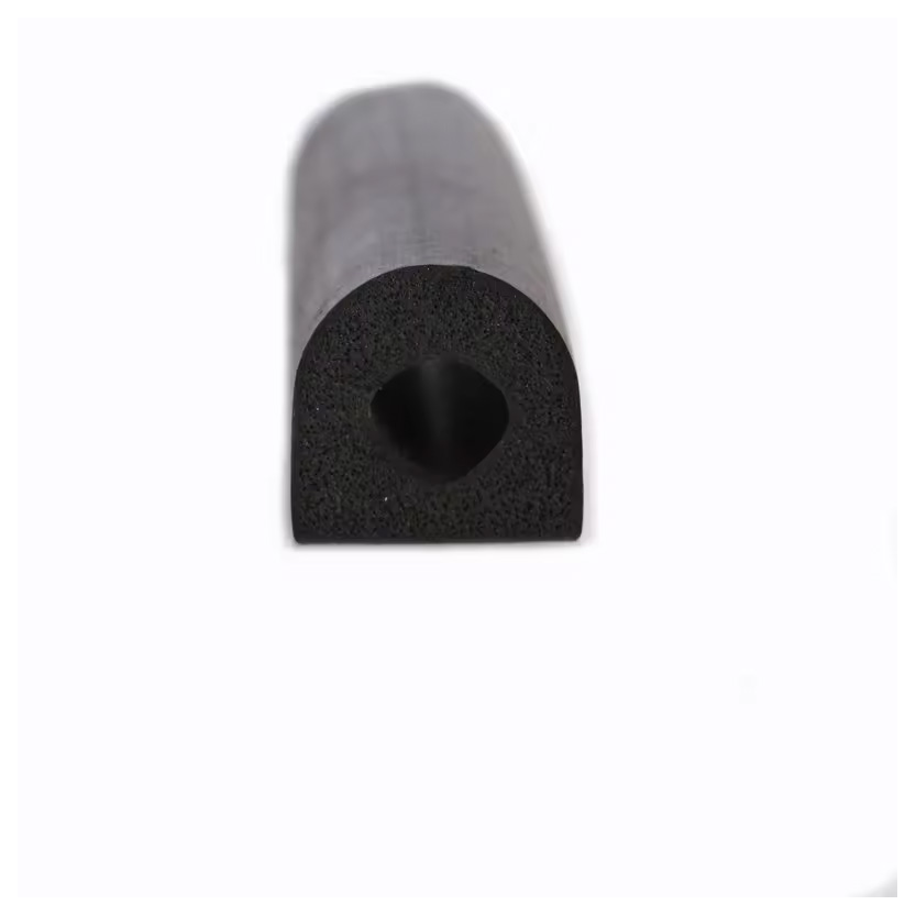 Cấu trúc xốp dẻo giúp cách âm hiệu quả, được ứng dụng trong phòng máy, cửa xe, nhà xưởng