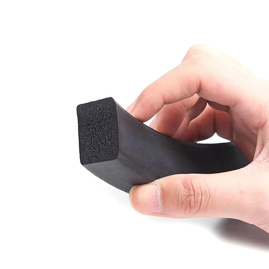 Ron xốp chữ nhật được ứng dụng trong các nhà xưởng, phòng máy, cửa công nghiệp. Giúp giảm tiếng ồn, rung động và bảo vệ thiết bị khỏi bụi, nước, va chạm