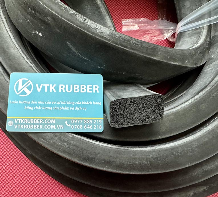 Ron cao su xốp chữ nhật có độ đàn hồi cao, giúp làm kín khe cửa, chống rung và ngăn bụi. Sử dụng phổ biến trong cửa nhôm kính, máy móc và tủ điện công nghiệp