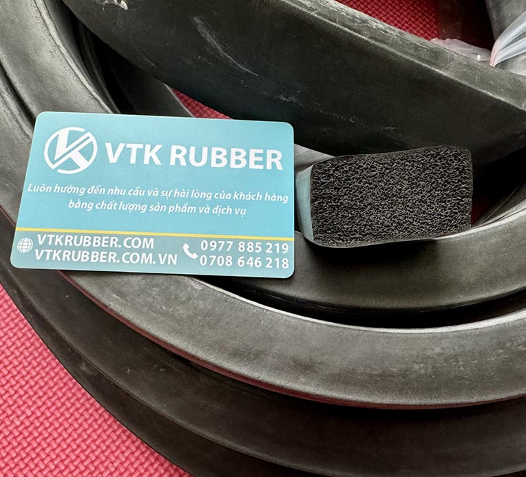 Sản phẩm có cấu trúc bọt kín, khả năng chống tia UV, ozone và hóa chất nhẹ. Giữ độ đàn hồi lâu dài, không biến dạng khi nén ép, phù hợp môi trường ngoài trời