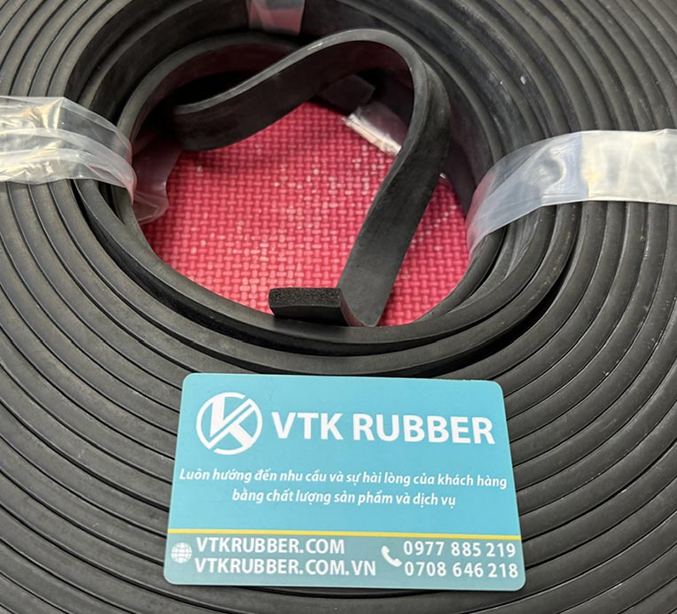 Với khả năng chống thấm và đàn hồi cao, ron xốp chữ nhật giúp làm kín cửa xe, máy lạnh, cửa kho công nghiệp, ngăn nước và hơi ẩm xâm nhập