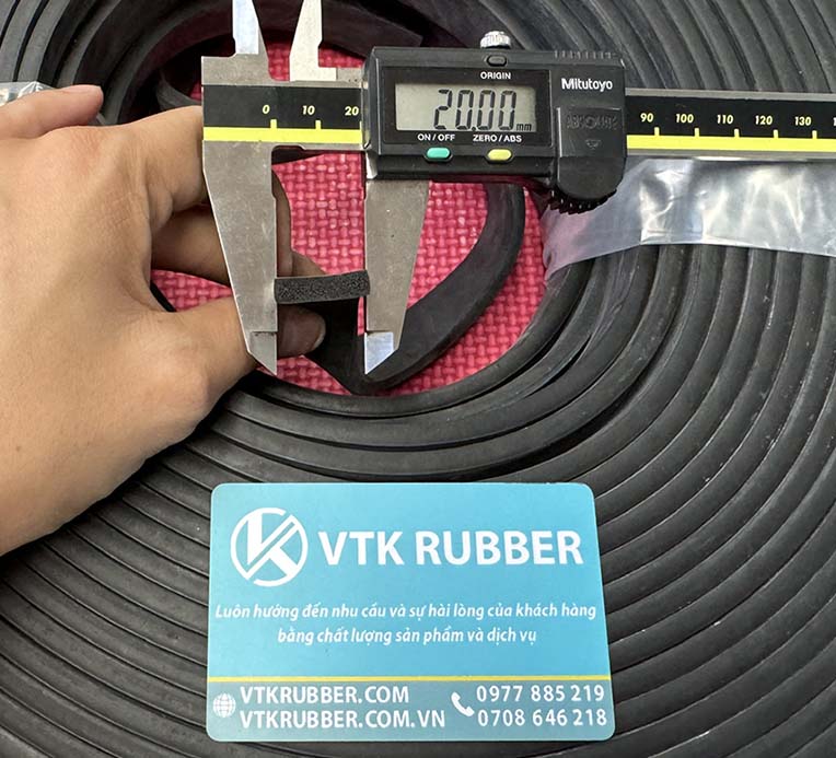 Ron xốp chữ nhật được thiết kế với độ kín cao, giúp ngăn bụi, hơi nước và không khí lọt qua khe cửa. Ứng dụng cho tủ điện, kho lạnh và hệ thống điều hòa công nghiệp