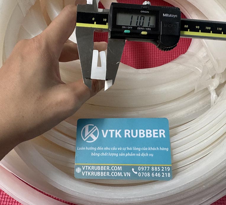 Gioăng silicon có độ bền cao, không biến dạng khi gặp nhiệt. Sản phẩm giúp cố định và làm kín mép kính, thích hợp cho môi trường nóng ẩm