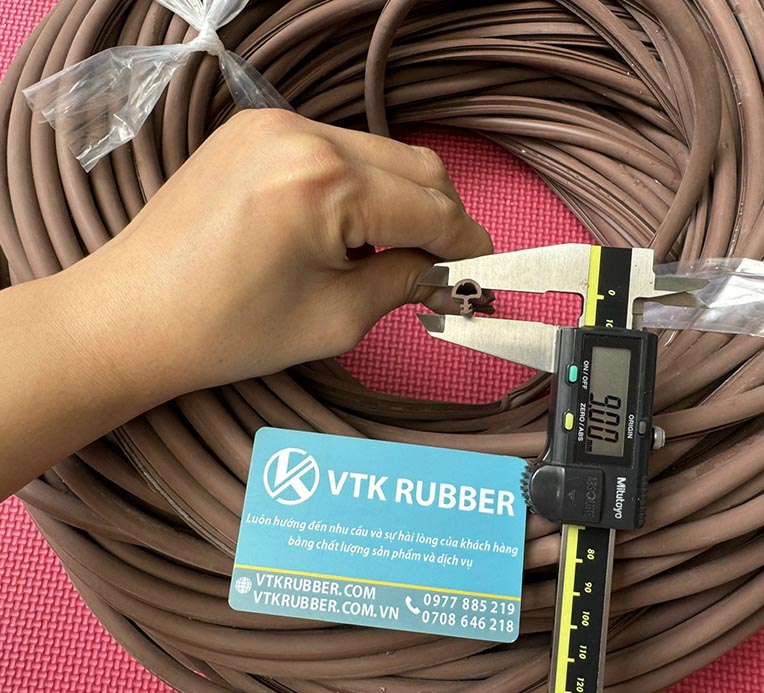 Dễ lắp, bám chặt mép cửa, tăng tính thẩm mỹ và bảo vệ mép không bị trầy xước