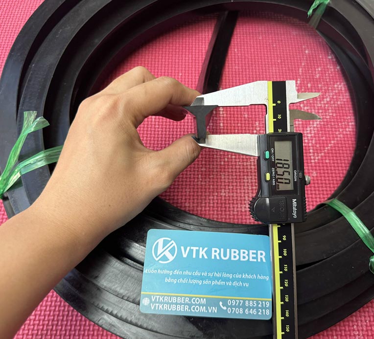 Chất liệu cao su dẻo, lắp đặt nhanh, phù hợp cho các bề mặt cong hoặc khe hở nhỏ