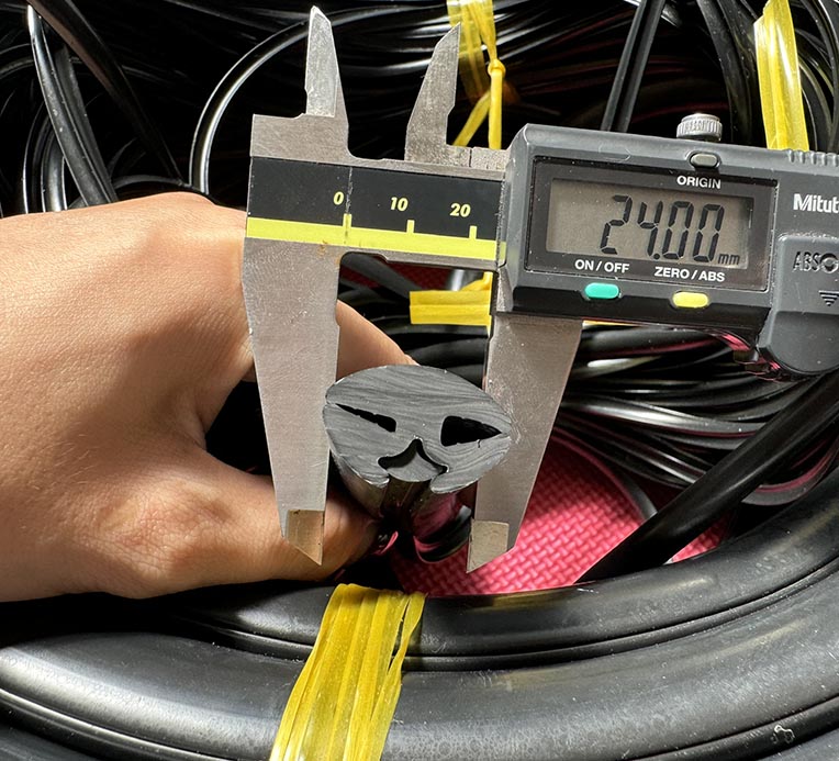 Ron chữ K với độ đàn hồi cao, dễ ép vào khe cửa, giúp chống thấm, chống bụi, phù hợp cho cửa xe, tủ điện