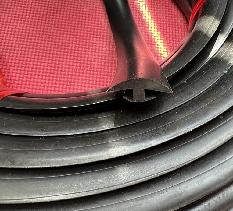 Ron tim dán keo sẵn, dễ thi công, giúp ngăn gió, bụi và tiếng ồn, phù hợp cho cửa ra vào và kho lạnh