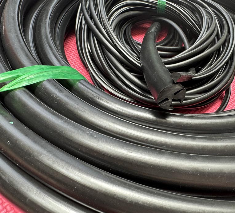 Thiết kế dạng tròn rỗng giúp giảm rung, hấp thụ lực tốt, được dùng rộng rãi trong thiết bị cơ khí và kho lạnh