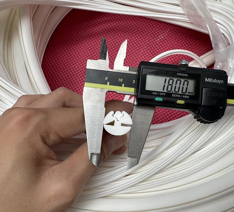 Gioăng silicon chữ K được sản xuất từ silicon chịu nhiệt đến 230°C, có độ đàn hồi cao, dùng cho cửa lò hấp, tủ sấy, và kho lạnh. Giúp chống rò hơi, giữ kín khí, đảm bảo an toàn và tiết kiệm năng lượng