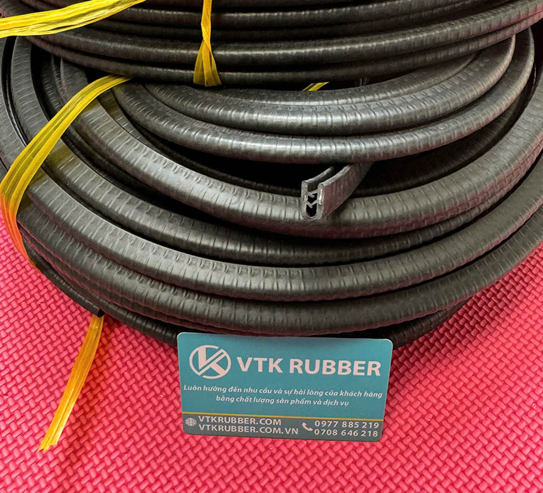 Thiết kế kẹp kẽm linh hoạt giúp ron bám chắc vào nẹp tôn, chống thấm nước, không bong tróc khi sử dụng lâu dài