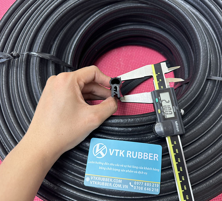 Ron cao su xốp kẽm XK chuyên dùng để làm kín, chống ồn, giảm rung cho cửa xe, tủ điện, máy móc công nghiệp. Độ đàn hồi cao, bền với thời tiết